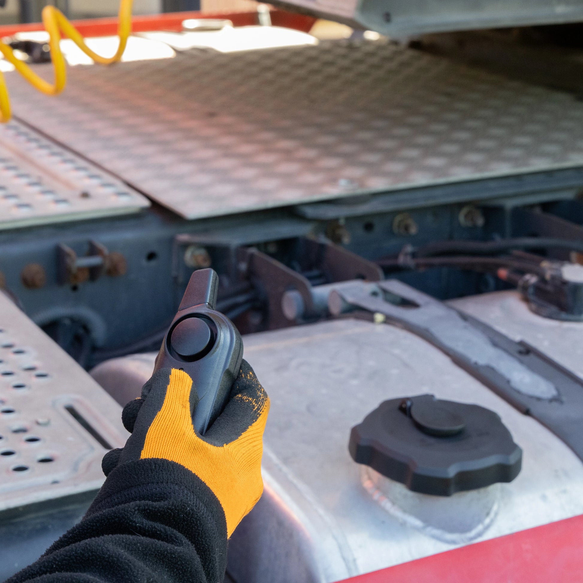 Fuel cap with alarm