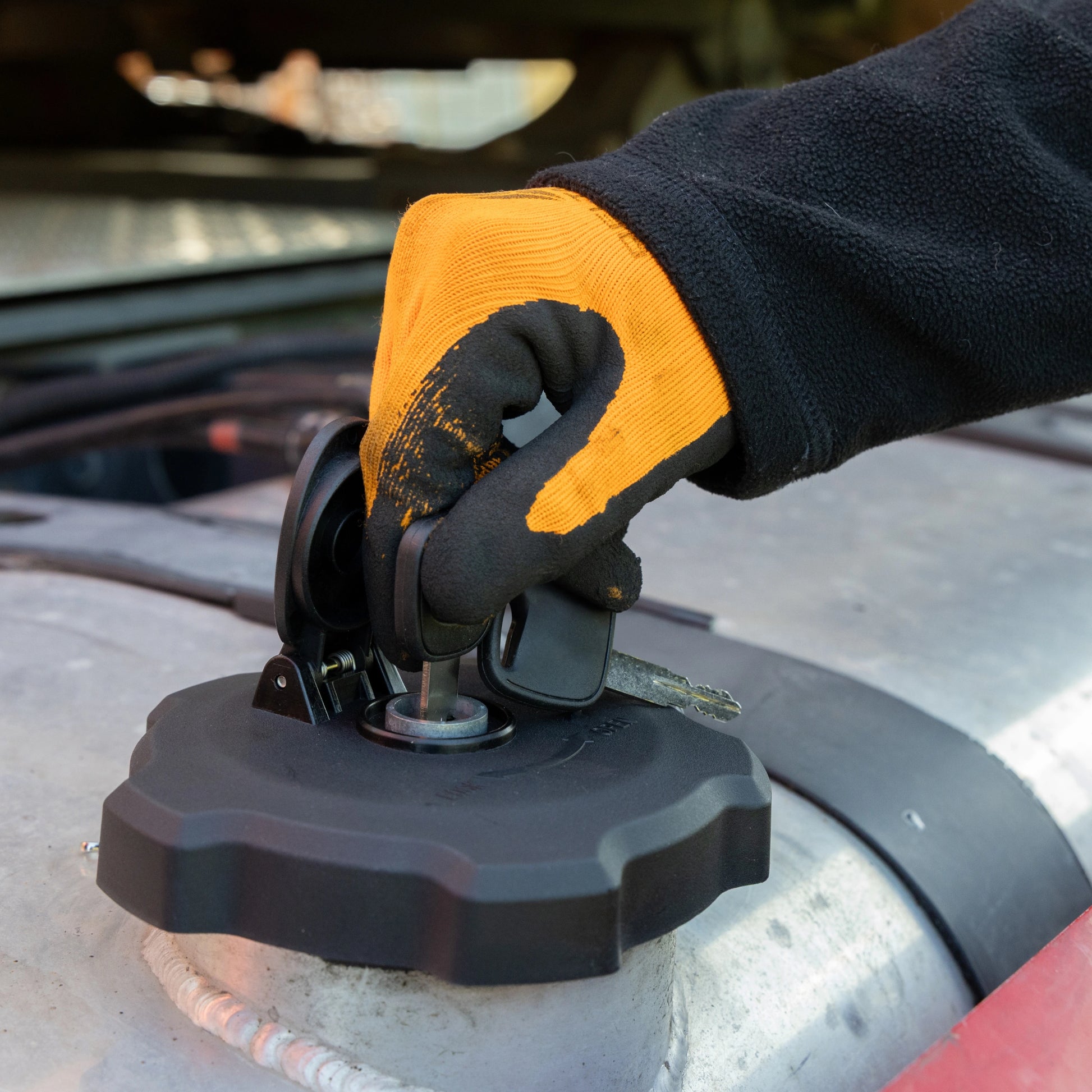 Fuel cap with alarm