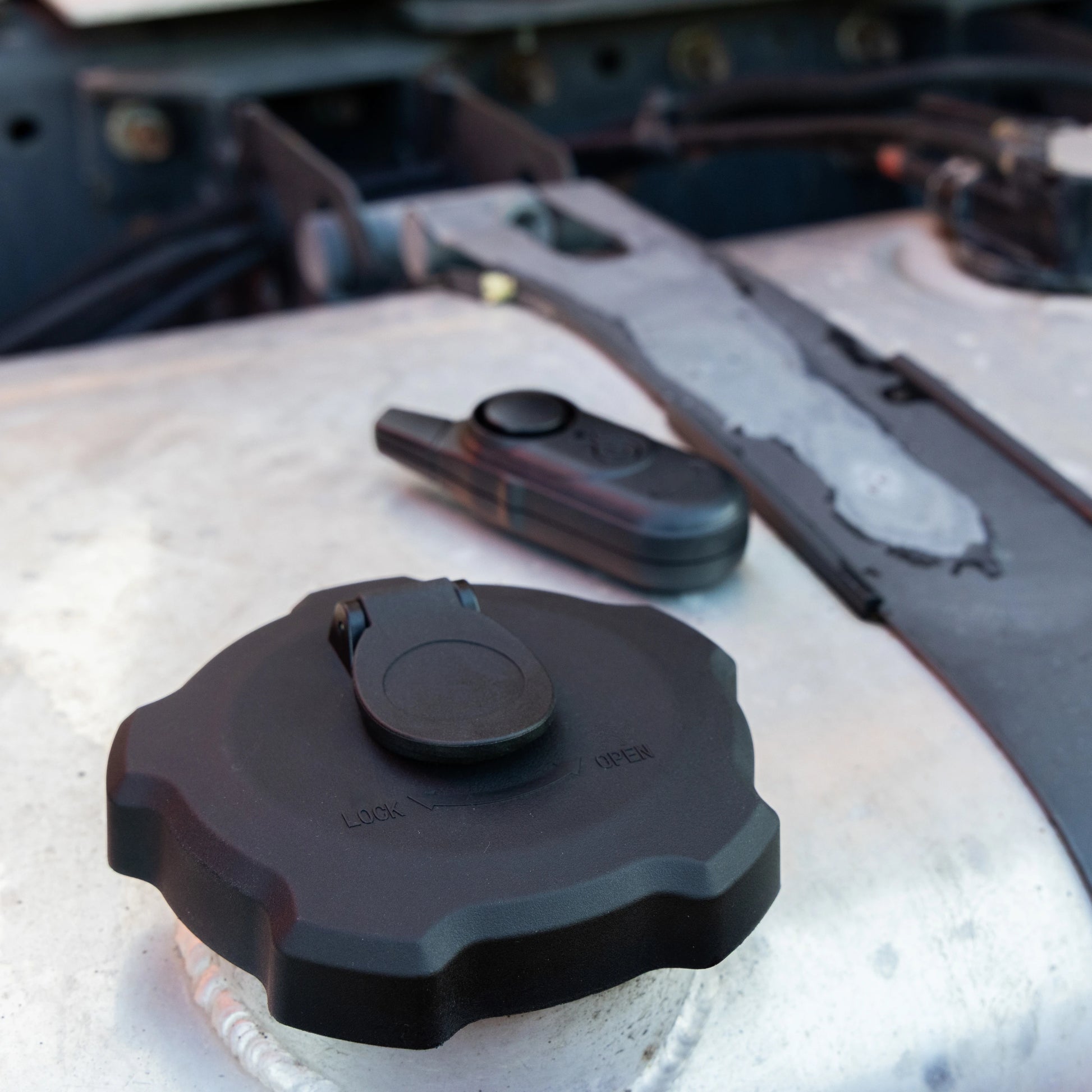 Fuel cap with alarm