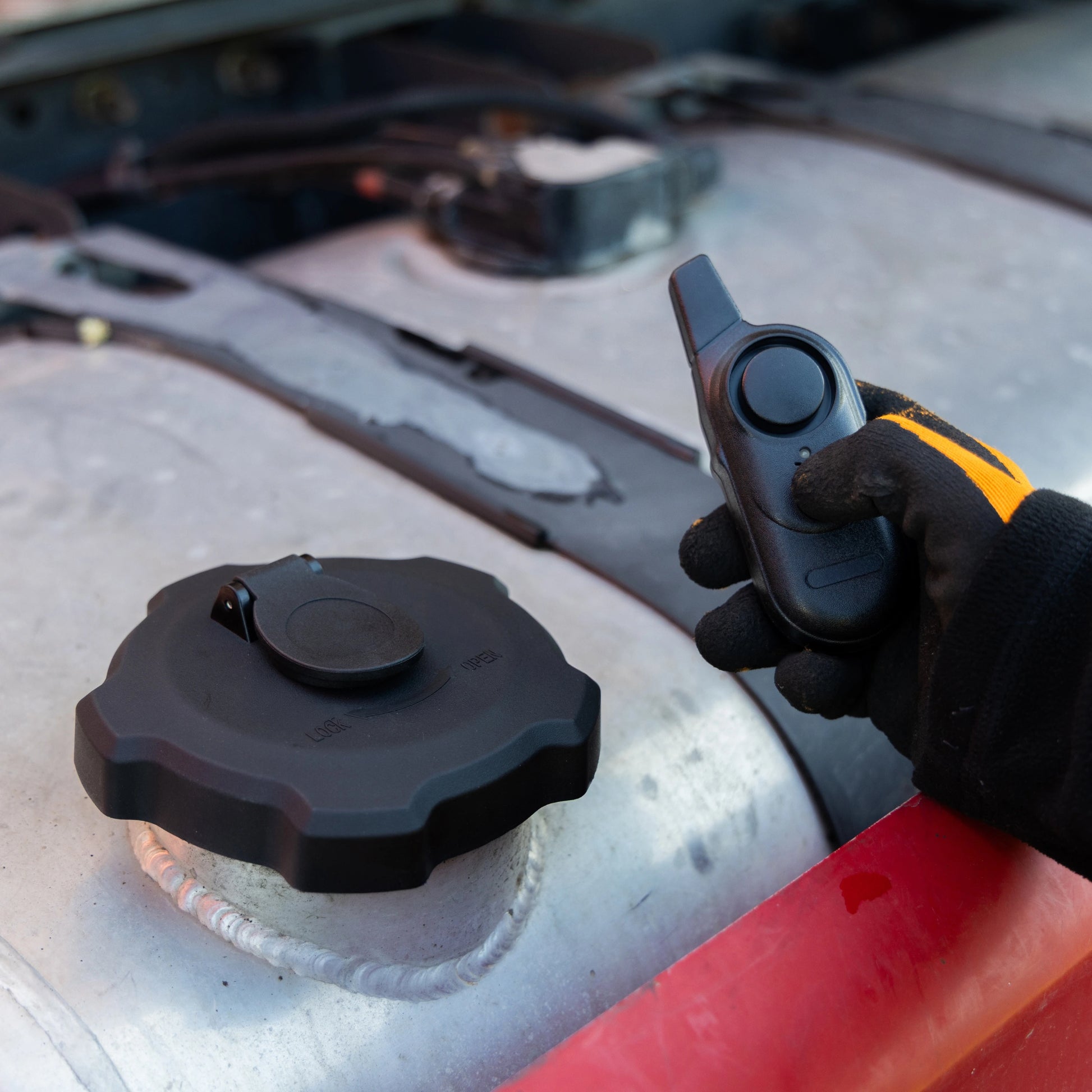 Fuel cap with alarm