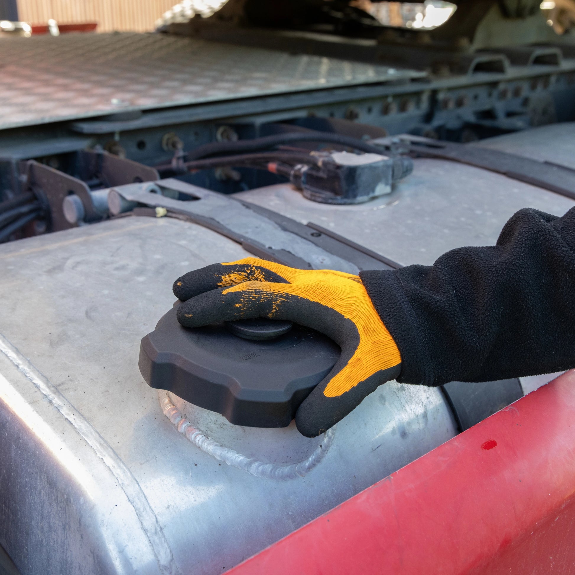 Fuel cap with alarm
